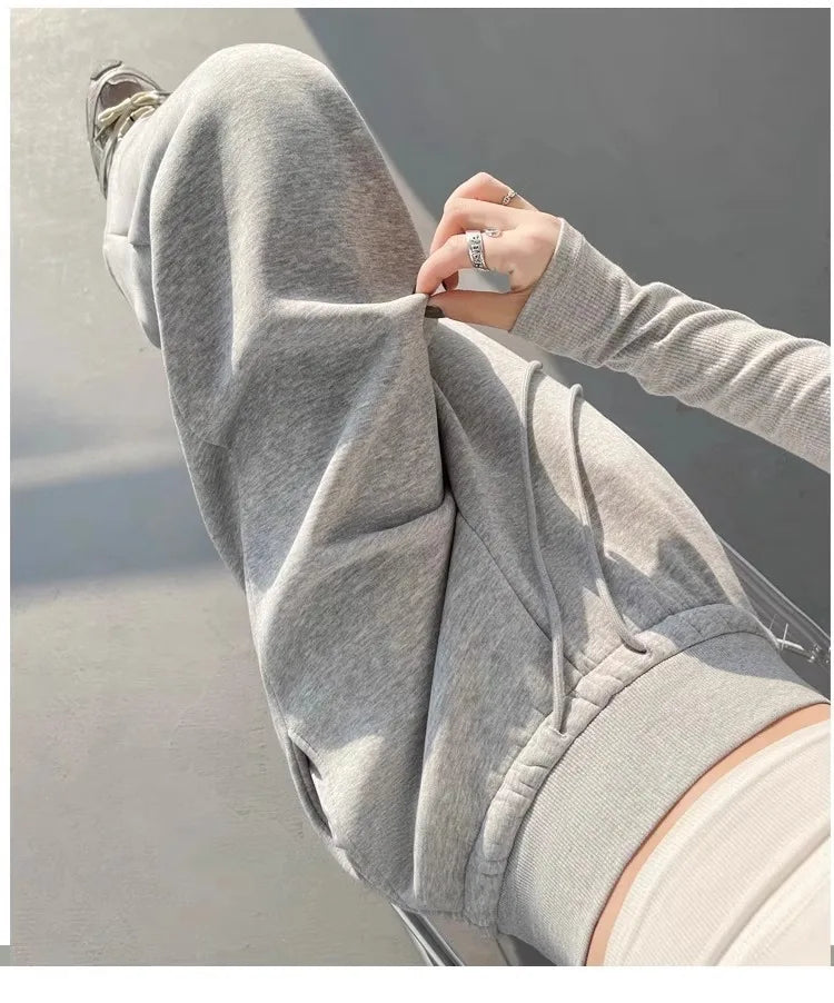 Graue Sporthose für Damen mit hoher Taille und lockerem, schlankem, geradem Bein und weitem Bein. Amerikanische Jogginghose.
