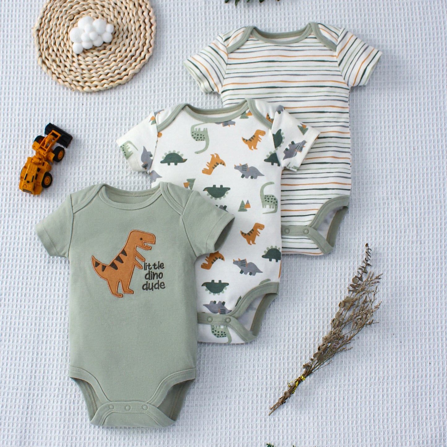 3-teiliges Sommer-Baby-Body, dreiteiliges Set mit Cartoon-Dinosaurier-Muster und Streifenmuster, Knopf-Design für Jungen im Alter von 0–9 Monaten