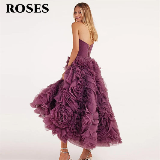 ROSES Lila Elegantes, wunderschönes Ballkleid, trägerloses formelles Tüllkleid mit Falten, gestuftes A-Linien-Abendkleid von Sezuza), maßgeschneidert.