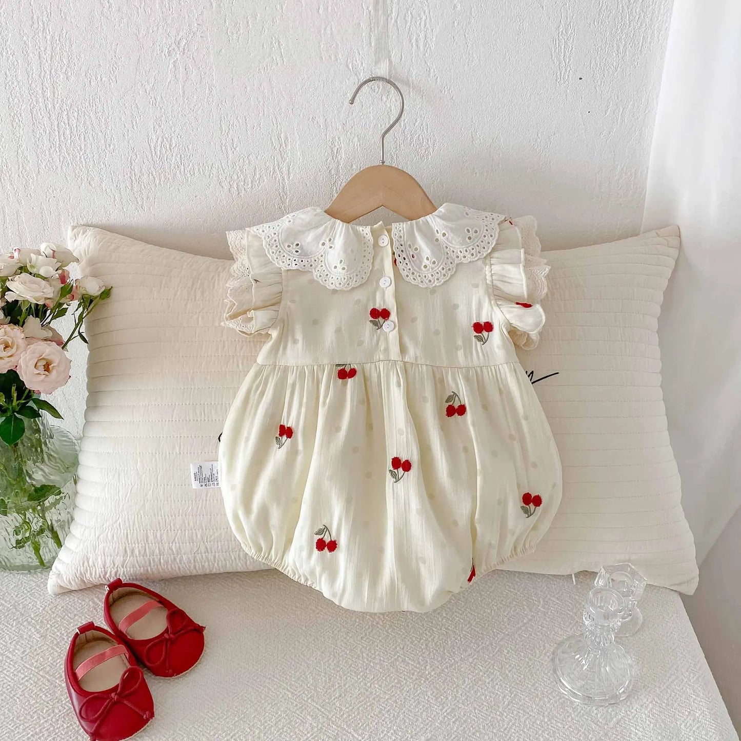 0-2 Jahre Babykleidung, Spitzenkragen-Body, Kirschstickerei, Baby-Body und einteilige Kleinkind-Geburtstagskleidung
