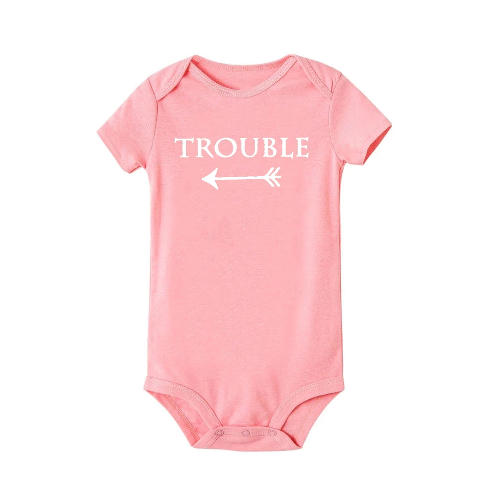 Neugeborenen Baby Bodys Doppel Ärger Twin Kinder Unisex Kurzarm Strampler Playsuits Outfits Jungen Mädchen Geboren Krabbeln Kleidung.