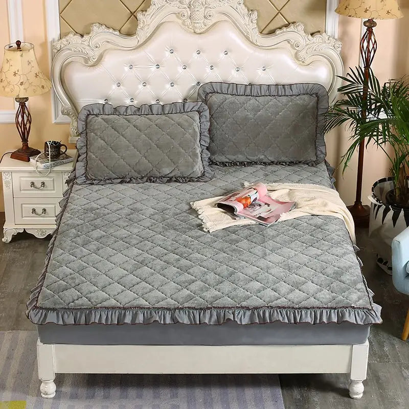Fashion Flannel Bed Fitted Sheet Quilted Mattress Cover Soft and Comfortable Lace Fit Elastic Band Bed Sheet.
