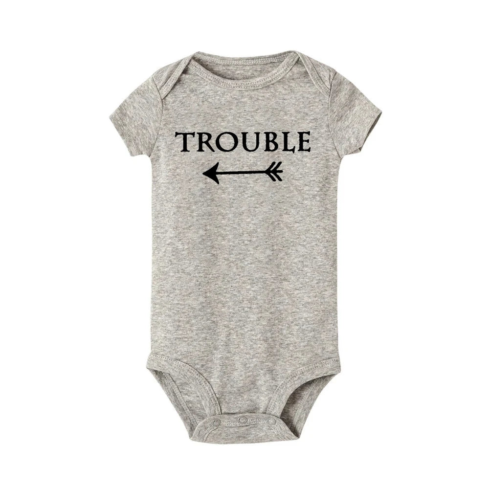 Neugeborenen Baby Bodys Doppel Ärger Twin Kinder Unisex Kurzarm Strampler Playsuits Outfits Jungen Mädchen Geboren Krabbeln Kleidung.