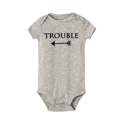 Neugeborenen Baby Bodys Doppel Ärger Twin Kinder Unisex Kurzarm Strampler Playsuits Outfits Jungen Mädchen Geboren Krabbeln Kleidung.
