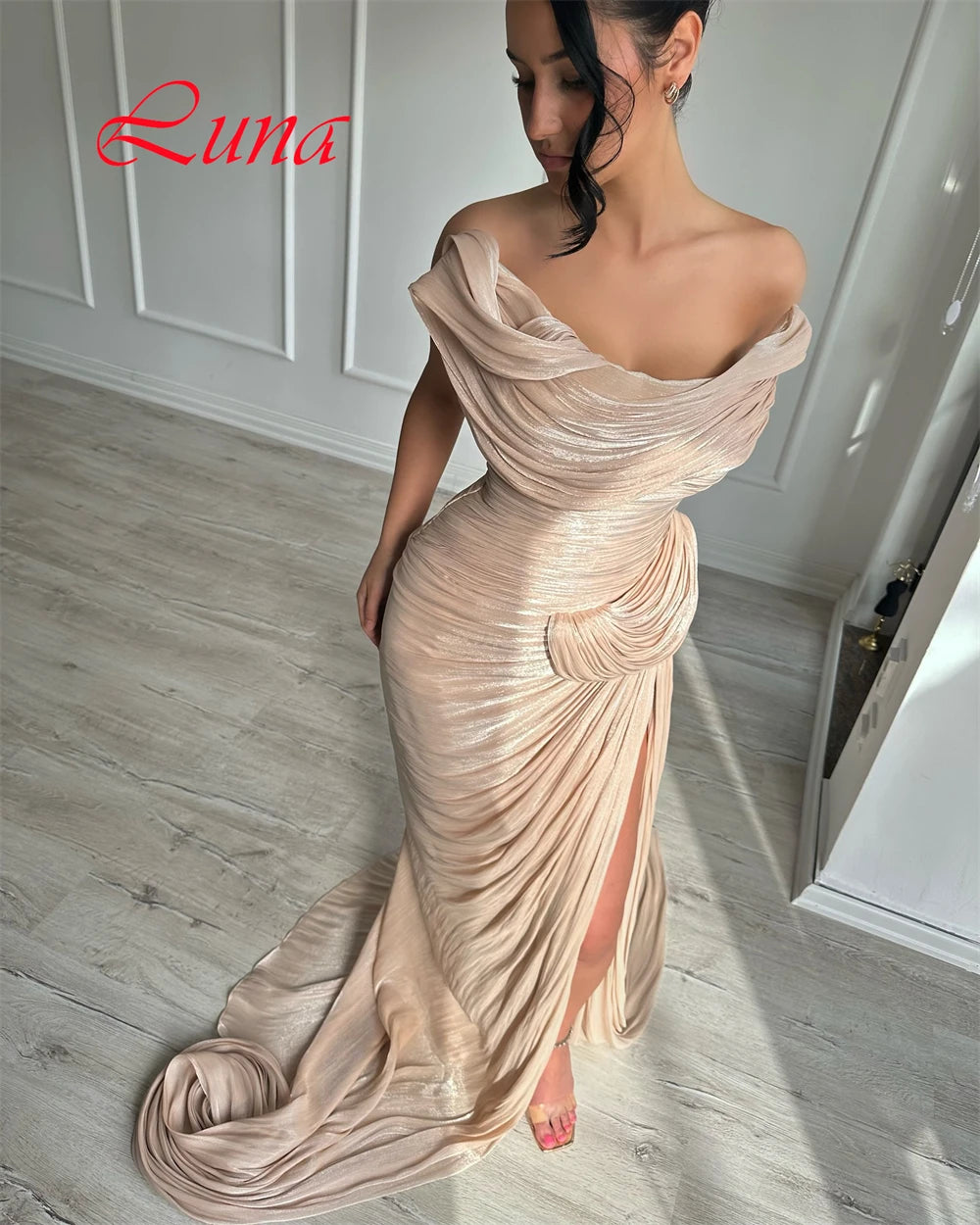 Maßgeschneidertes, exquisites, schulterfreies, ärmelloses Abendkleid, hochwertige Satin-Abschlussballkleider, Temperament, Kapellenschleppe, Partykleider.