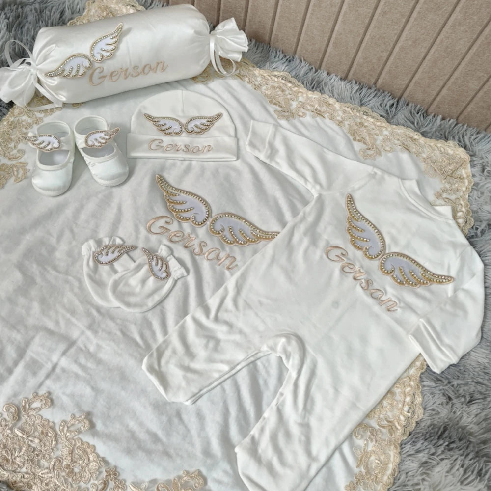Baby Gold Angle Wings Einzigartige wesentliche Geschenkbox Personalisierter Name Strampler Set Kissen Decke Babyausstattung Outfit Geschlecht offenbaren Geschenke.