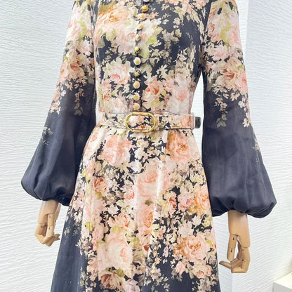 Schwarzes Leinen-Midikleid mit Rokoko-Blumendruck, langen Ärmeln und hoher Taille