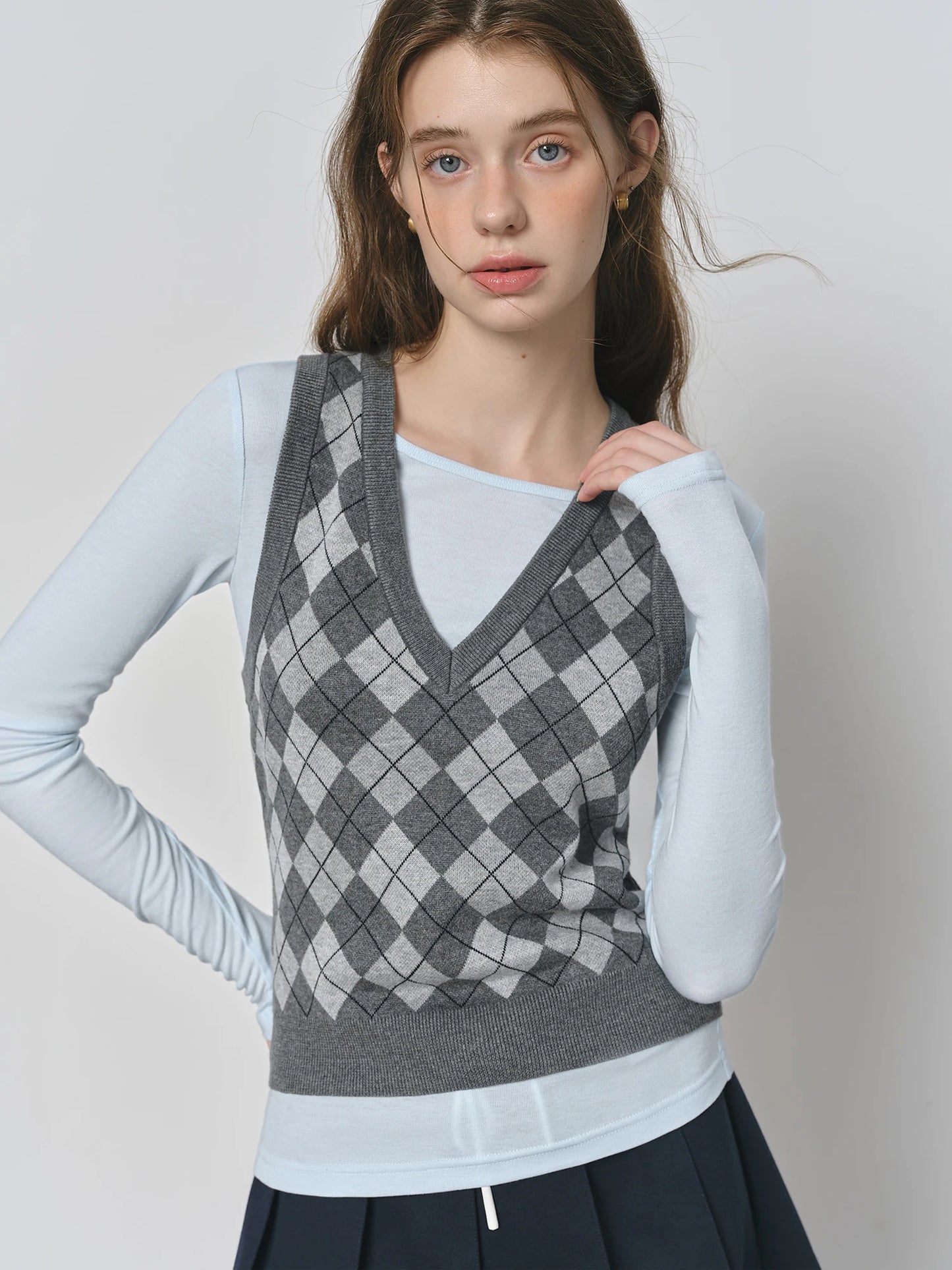 FSLE Plaid Rot Grau V-ausschnitt Gestrickte Weste Top für Frauen 2025, Herbst Neue Ankunft Retro College Stil Oberbekleidung Weste 25FS13248