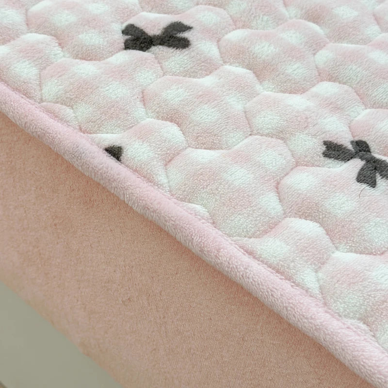 Quilted Velvet Bed Cover Printed Bedspread for Home Winter Mattress Protector Thicken Bed Linen 매트리스 커버 (No Pillowcase).