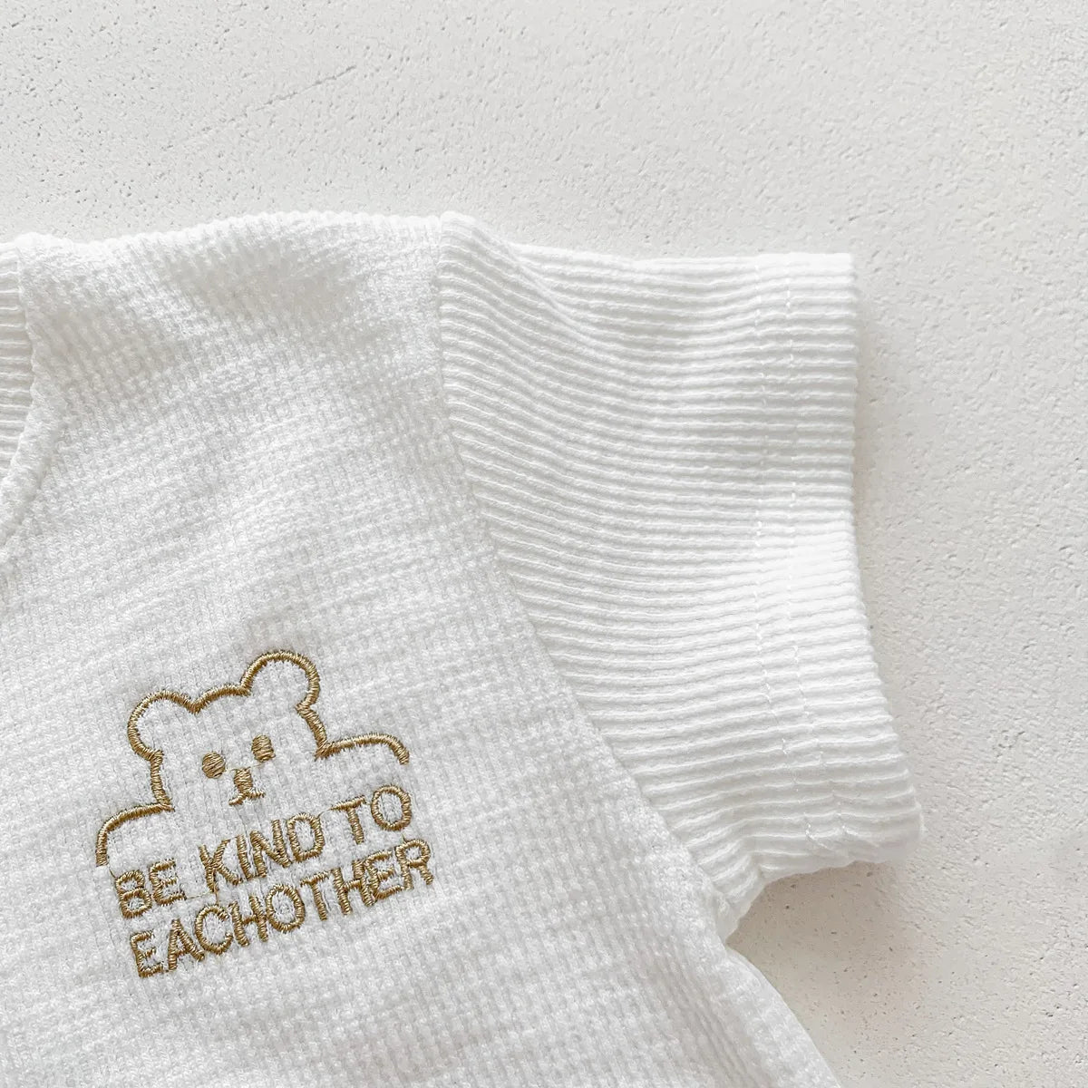 Baby Krabbeln Kleidung Sommer Kurzarm Cartoon Bär Brief Outfits Kinder Infant Bodys Baumwolle Ein Stück Klettern Anzug.