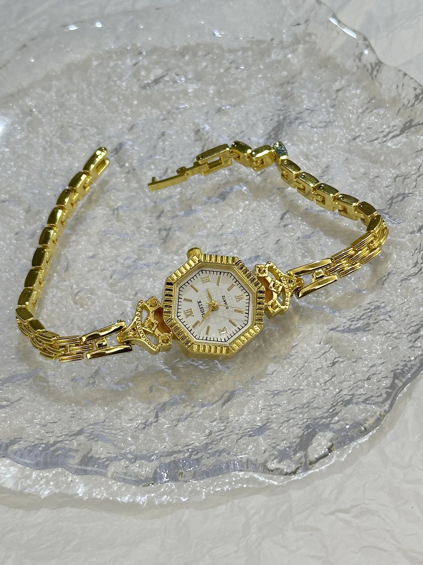 Luxury Famous Brand Oval Dial Women Watch Fashion Small Thin Gold Bracele Quartz Wristwatch Clock Gift Dropshipping Montre Femme.