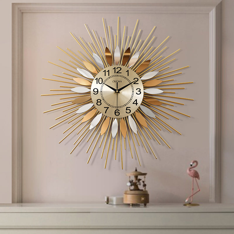 Strahlende Sonnenwanduhr mit goldenen Eisenstangen und Eisenplatten mit orangefarbenen Flammen, robustes Design, symbolisiert Hoffnung und Wohlstand