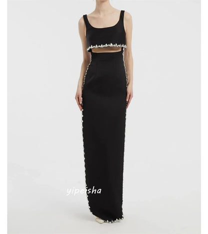 Maßgeschneiderte Jiayigong-Kleider im schlichten, modernen Stil, formeller Abend, quadratischer Kragen, A-Linie, Perlenverzierung, maßgeschneiderte Anlasskleider.