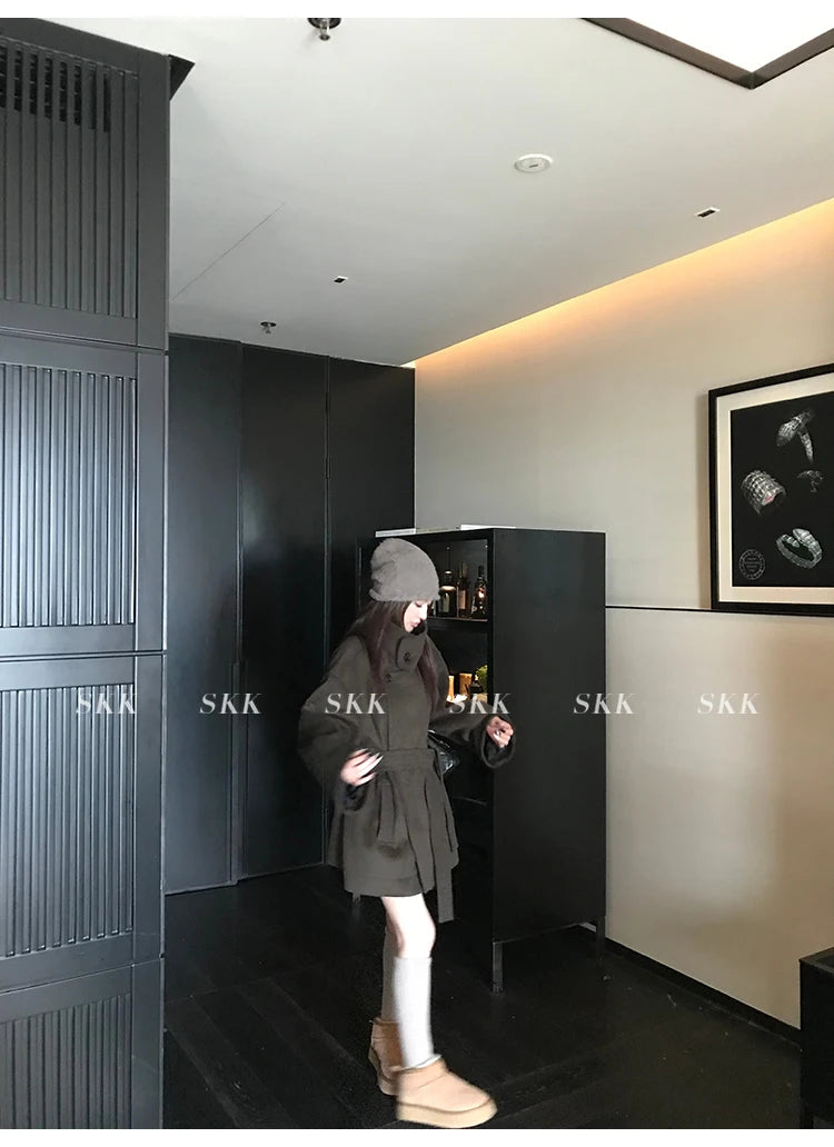 MiiiiX Lässiger Stehkragen, lockerer Wollmantel, mittellang, vielseitige Jacke, Schnür-Taille, Oberbekleidung, 2024, Herbst-Damenkleidung