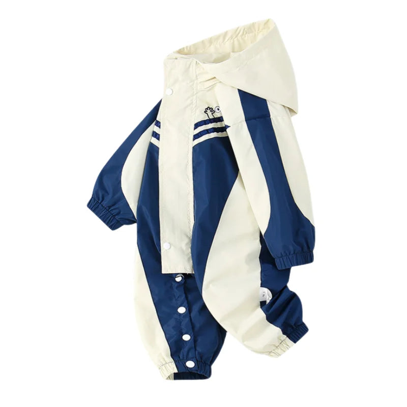 2025 Herbst winddichter Babyspielanzug für Neugeborene, Farbblock, Druckknopf, Kapuze, einteilig, 0–2 Jahre, Säuglings-Outdoor-Regenmantel-Overall.