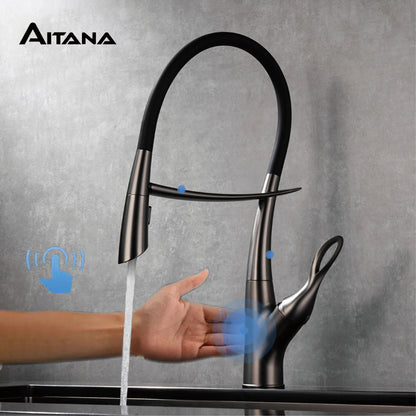 Luxuriöser Küchenarmatur aus grauem Messing in Gun-Grau mit intelligentem Touch-Design. Einhebelmischer für heißes und kaltes Wasser mit magnetischer Saugkraft