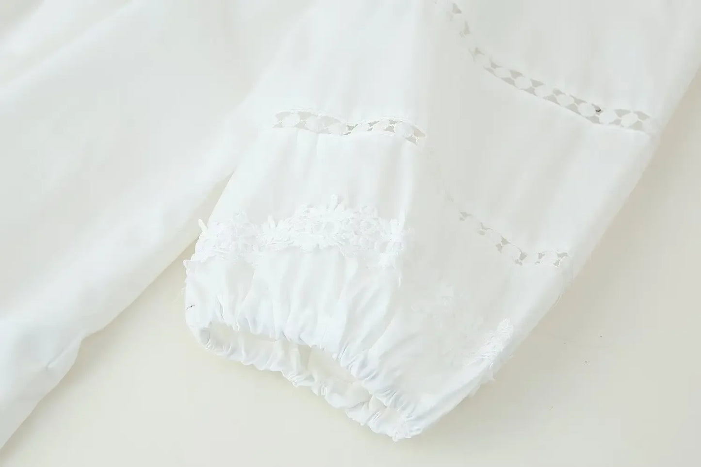 Modisches Slim-Fit-Midikleid mit V-Ausschnitt für Damen, Sommer 2022, aushöhlen, Spitzenbesatz, elegantes Kleid J5C226, knielang.