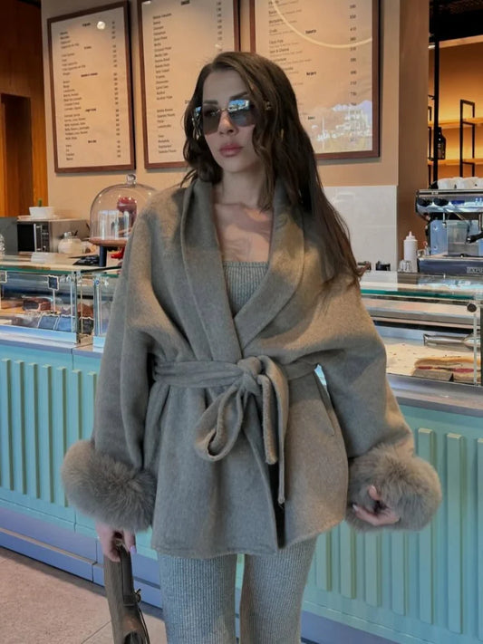 Graue Damenjacke mit Schnürung und Fuchspelzärmeln, eleganter mittellanger Wollmantel mit V-Ausschnitt, 2025, Herbst, lässige Mode, Pendler-Outwear