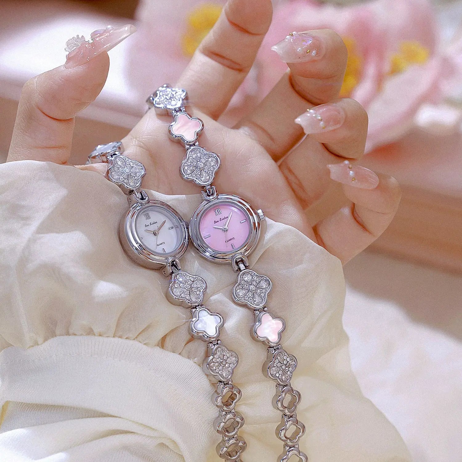 Women's Watch Lucky Four-Leaf Clover Bracelet Elegant Crystal Dress Watches for Women Fashion Luxury Small Quartz Ladies Clock.