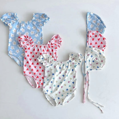 2025, Sommer Baby Badeanzug Koreanischen Stil INS Gedruckt Infant Ein Stück Overall Kleinkind Mädchen Schwimmen Body Mit Hut.