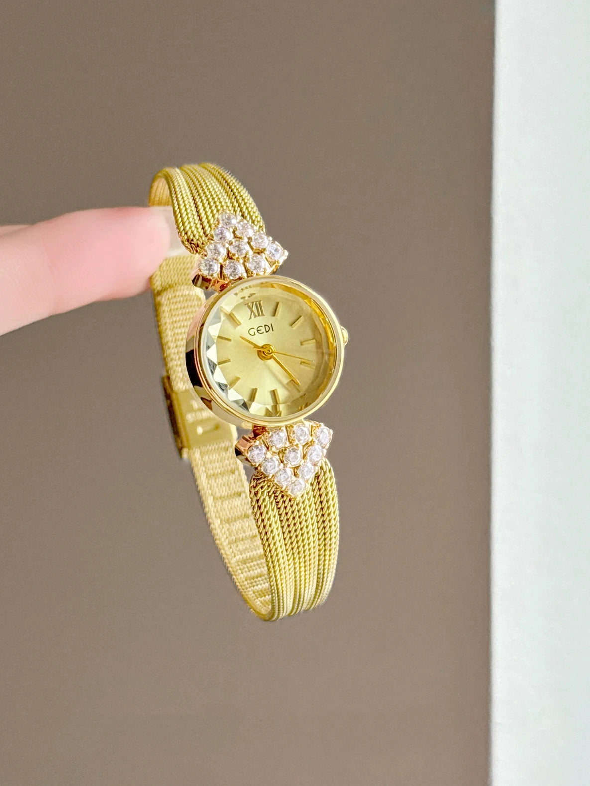 GEDI Watch Gold Silver Diamond Inlaid Steel Strip Women's Wristwatch Vintage Niche Light Luxury Temperament Quartz Watch Woman.