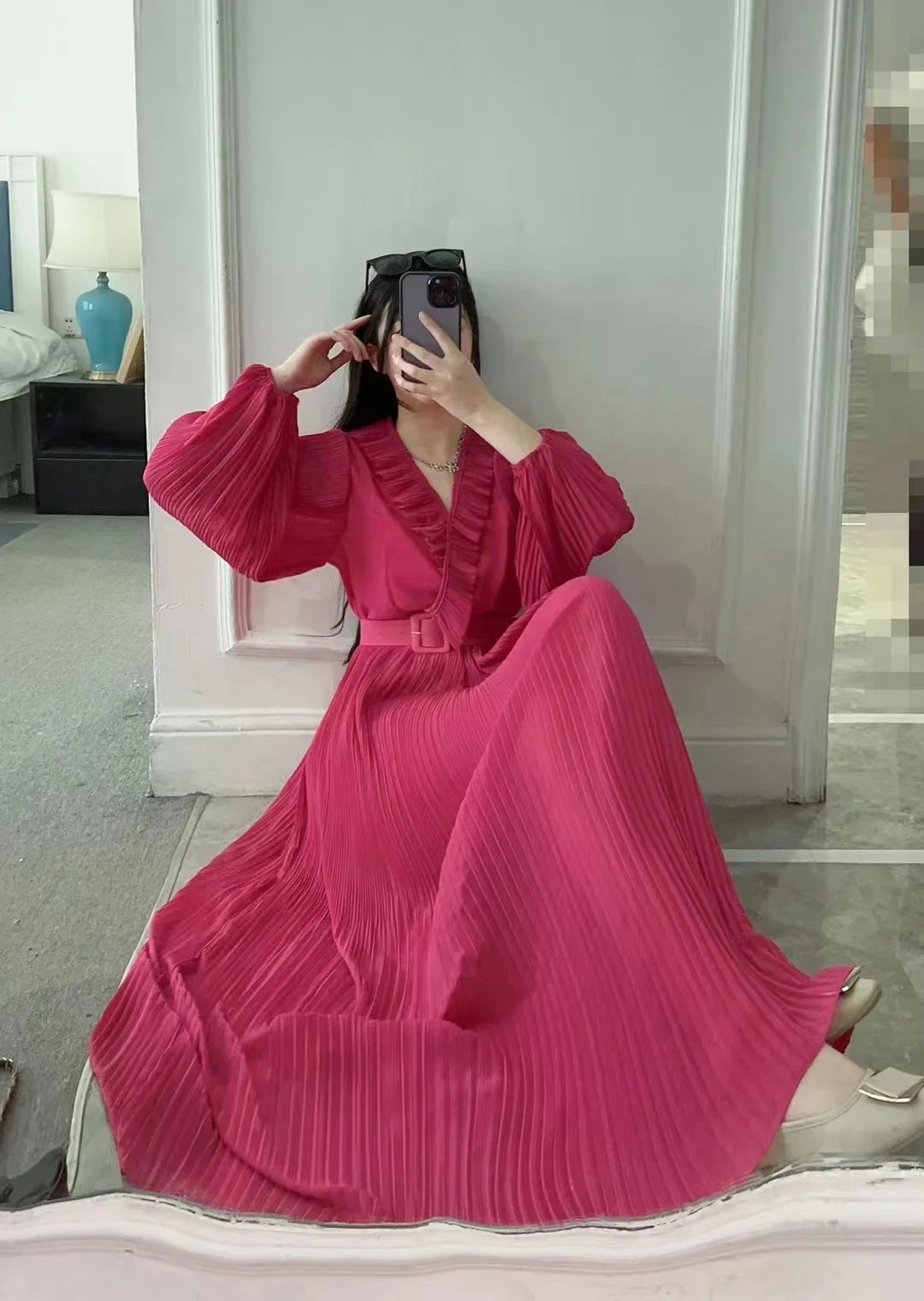 2023 neue Frühling Herbst Frauen Rüschen V-ausschnitt Langarm Gürtel Dünne Lange Kleid Hohe Qualität Mode Big Hem Chiffon Plissee Kleid.