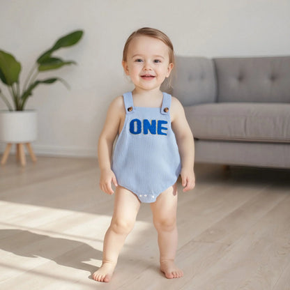 Baby-Overall, ärmellos, quadratischer Ausschnitt, Buchstaben-Stickerei, Strampler für Neugeborene, einjähriges Outfit für Jungen und Mädchen.
