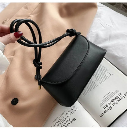 Internet celebrity retro small bag for women in autumn and winter, new trendy crossbody bag, fashionable one shoulder small bag.