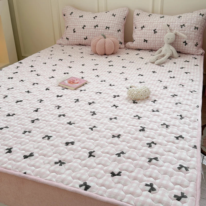 Quilted Velvet Bed Cover Printed Bedspread for Home Winter Mattress Protector Thicken Bed Linen 매트리스 커버 (No Pillowcase).