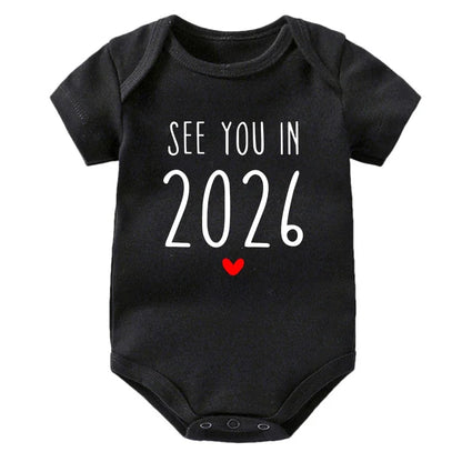Wir sehen uns im Jahr 2026 Schwangerschaftsankündigung Baby Strampler Baumwolle Kleinkind Overall Sommer Kurzarm Neugeborene Jungen Mädchen Body