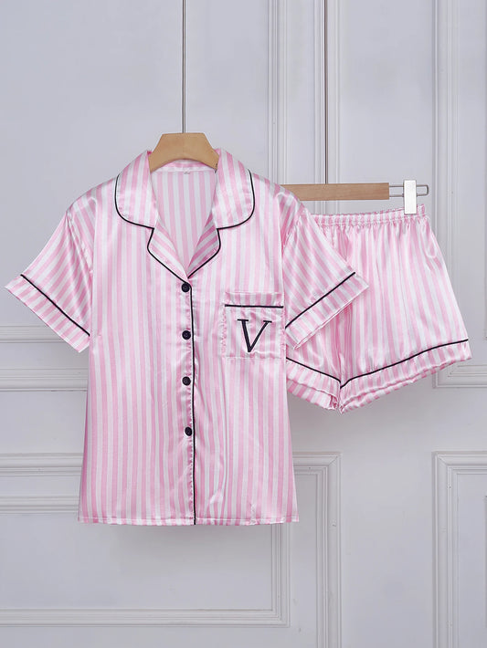 Gestreiftes, besticktes Pyjama-Set mit Buchstabentaschen, kurzen Ärmeln und Shorts, lässige Satin-Nachtwäsche mit Reverskragen und Knopfdetail