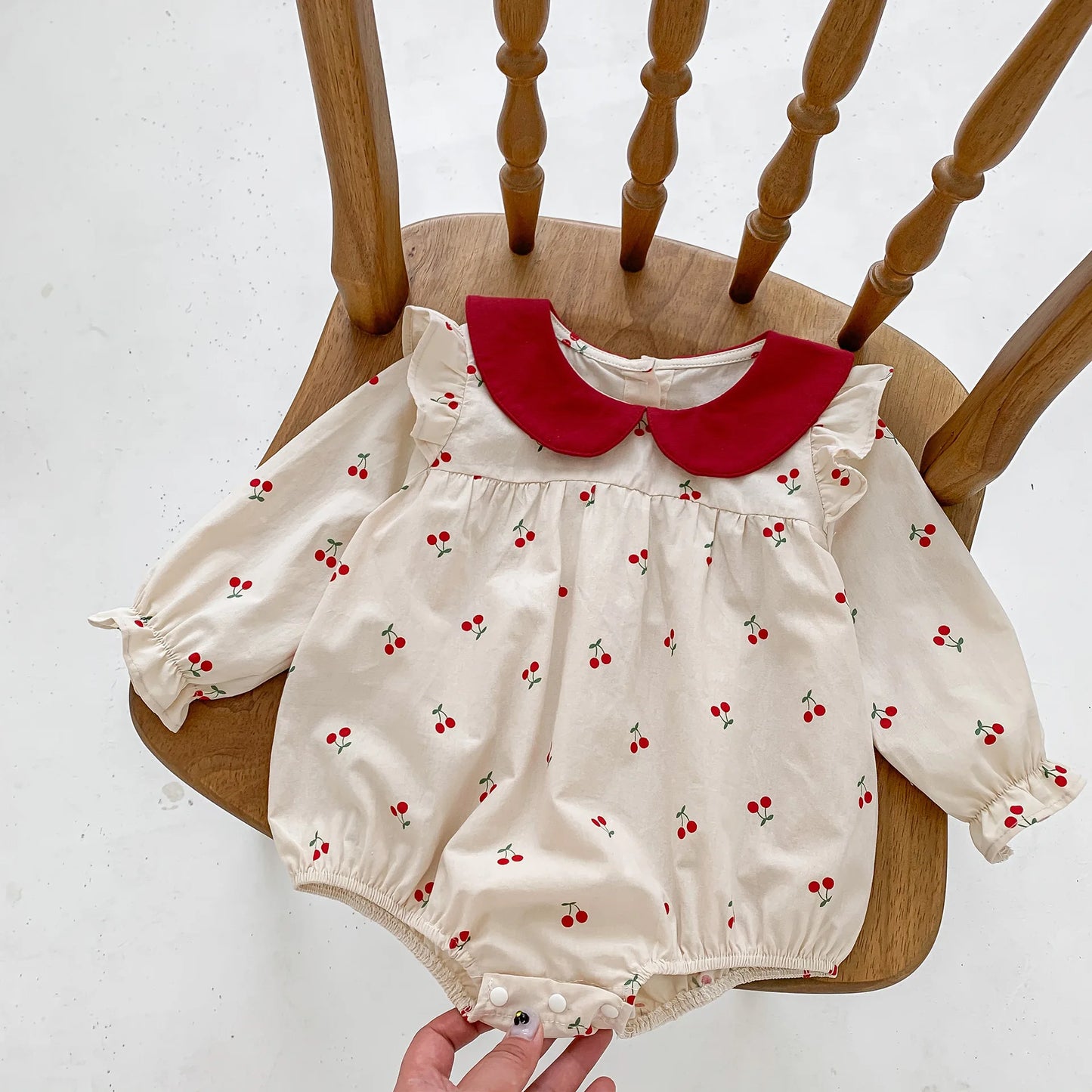 Neue 2025, Herbst Baby Kleidung Süße Kirsche Gedruckt Mädchen Body Neugeborenen Peter Pan Kragen Prinzessin Kleidung Kleinkind Ein Stück.