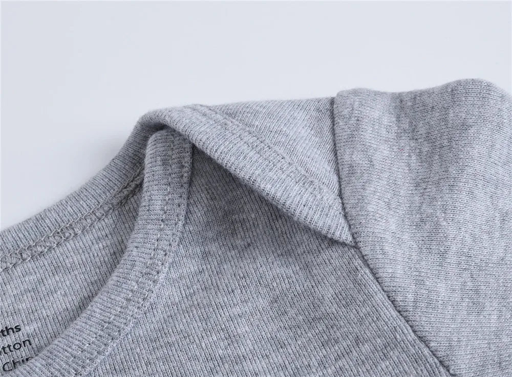 2025 Sommer Unisex Baby Body 0-24 Monate Kurzarm 100 % Baumwolle Weiß Schwarz Grau Design Säuglingskleidung