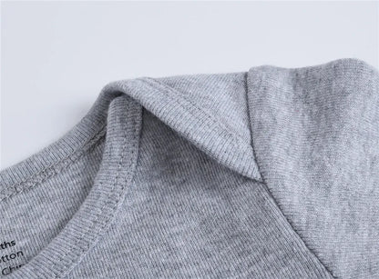 2025 Sommer Unisex Baby Body 0-24 Monate Kurzarm 100 % Baumwolle Weiß Schwarz Grau Design Säuglingskleidung