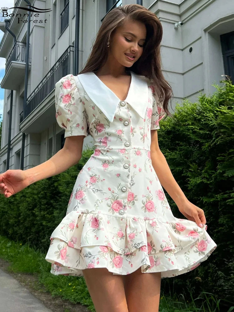 Bonnie Forest Elegantes, kurzes Puffärmel-Minikleid mit weißen Blumenrüschen für Damen, Partykleider mit Knopfdetail und Spitze am Rücken, Clubwear.