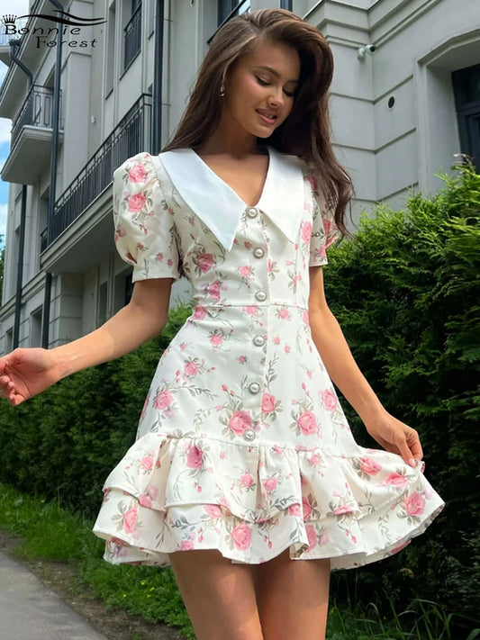 Bonnie Forest Elegantes, kurzes Puffärmel-Minikleid mit weißen Blumenrüschen für Damen, Partykleider mit Knopfdetail und Spitze am Rücken, Clubwear.