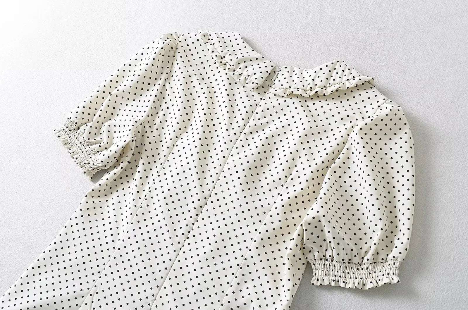 Luxus-Kleider für Damen, 2022, Sommer, kurzes Kleid, sexy, französisches Minikleid, kurzes Puffärmel-Minikleid mit Schleifendetail, Punktedruck.