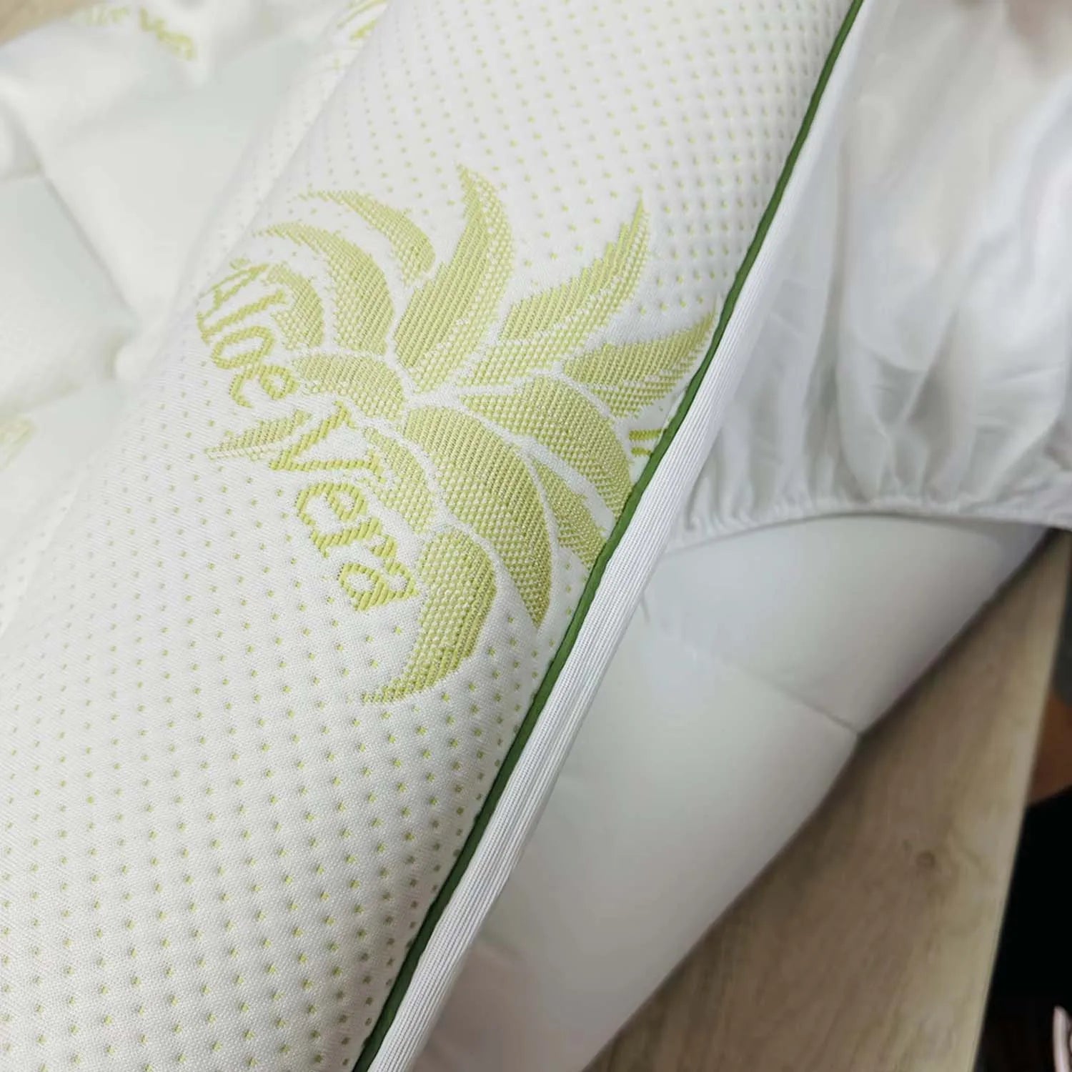 WQSPRING Aloe Vera Mattress Protector Soft Breathable Lightweight Comfortable Skin-Friendly Mattress Cover for Allergy Sufferers.