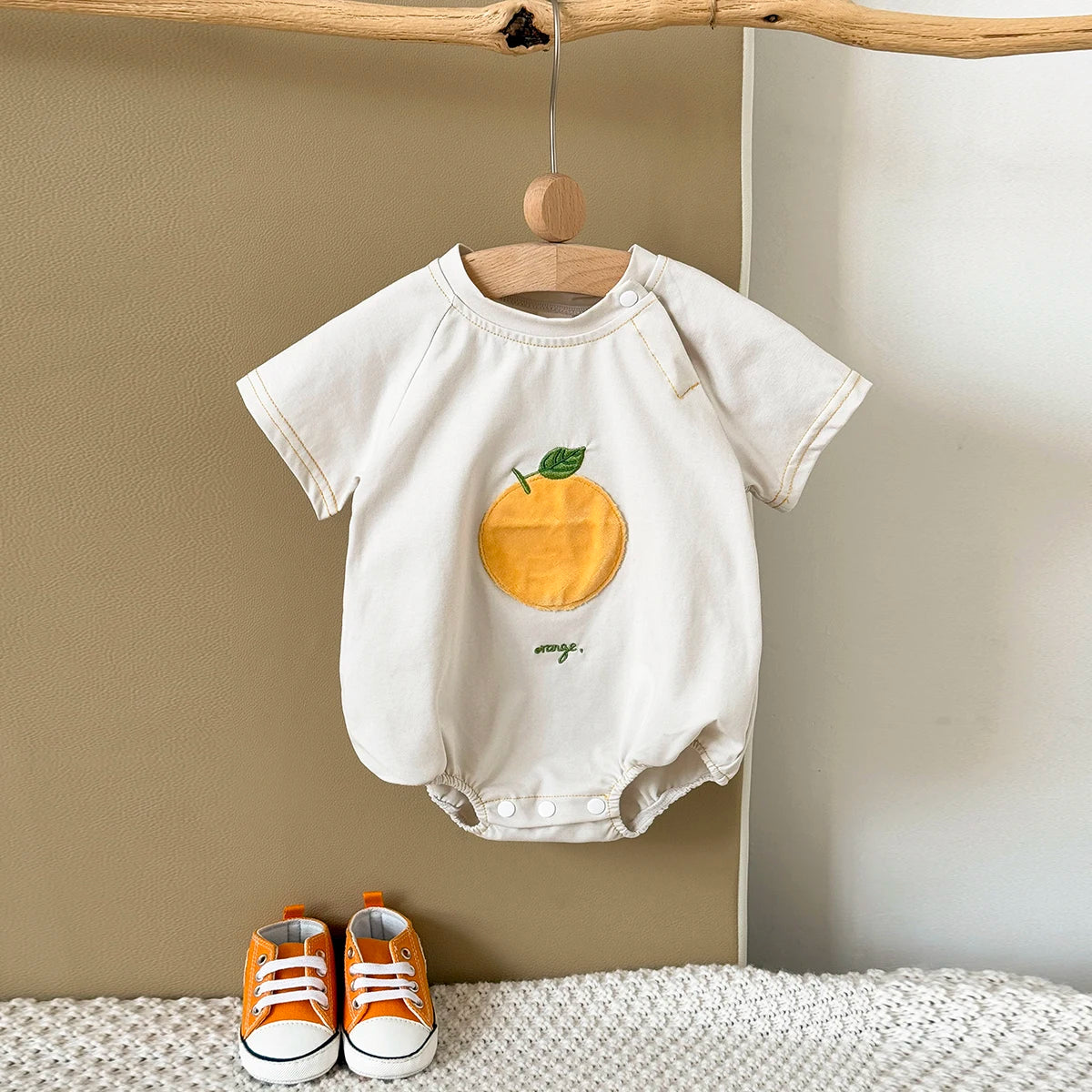 INS Sommer Neue Baby Body Neugeborenen Kleidung Jungen Mädchen Baumwolle Dreieck Strampler Plüsch brief Kurzarm Infant 0-18M.