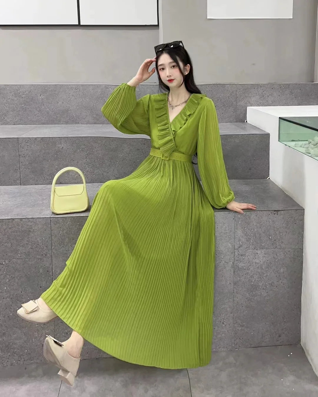 2023 neue Frühling Herbst Frauen Rüschen V-ausschnitt Langarm Gürtel Dünne Lange Kleid Hohe Qualität Mode Big Hem Chiffon Plissee Kleid.