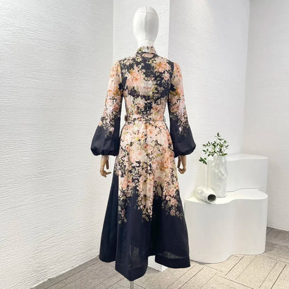 Schwarzes Leinen-Midikleid mit Rokoko-Blumendruck, langen Ärmeln und hoher Taille