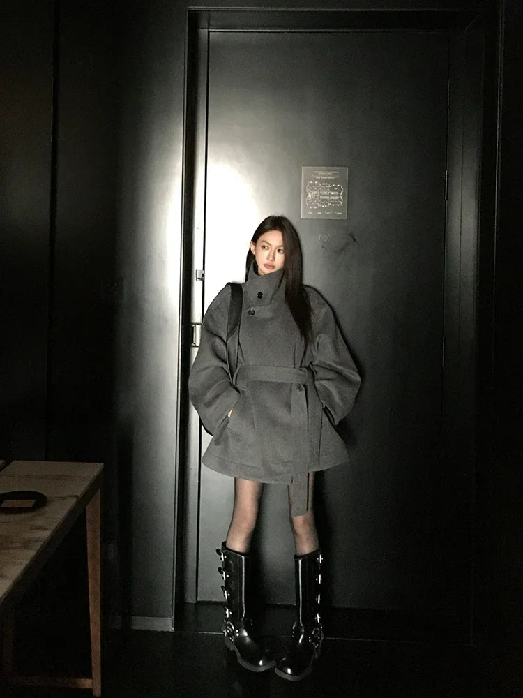 MiiiiX Lässiger Stehkragen, lockerer Wollmantel, mittellang, vielseitige Jacke, Schnür-Taille, Oberbekleidung, 2024, Herbst-Damenkleidung.