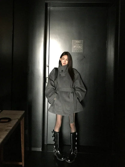 MiiiiX Lässiger Stehkragen, lockerer Wollmantel, mittellang, vielseitige Jacke, Schnür-Taille, Oberbekleidung, 2024, Herbst-Damenkleidung.