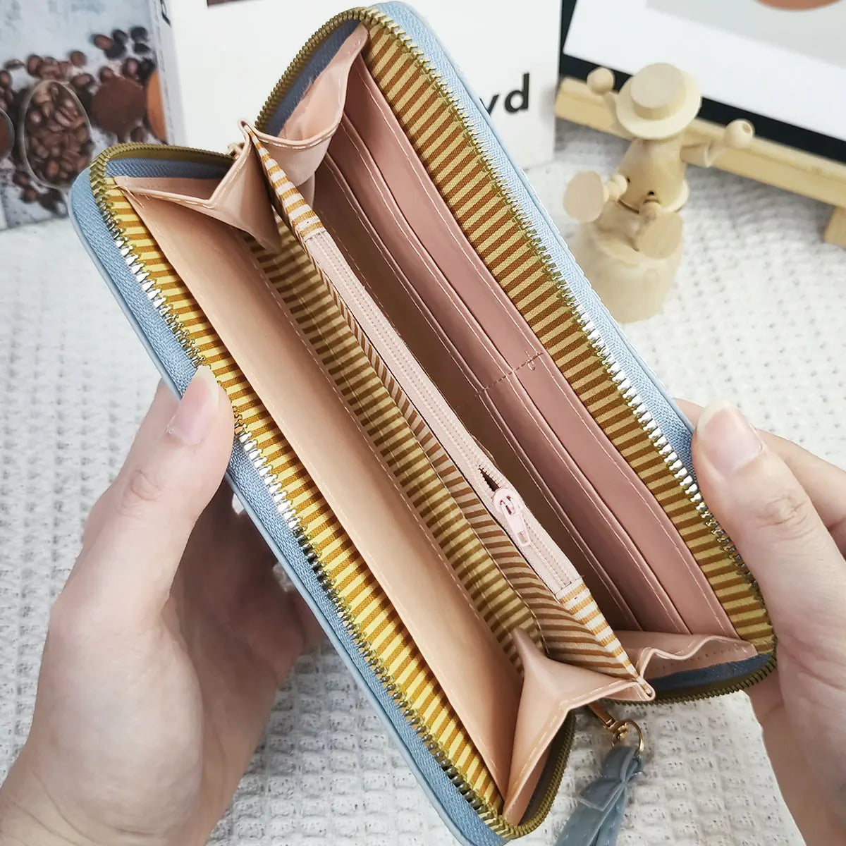Women's wallet long letter embroidered women's long zipper versatile wallet large capacity mobile wallet.