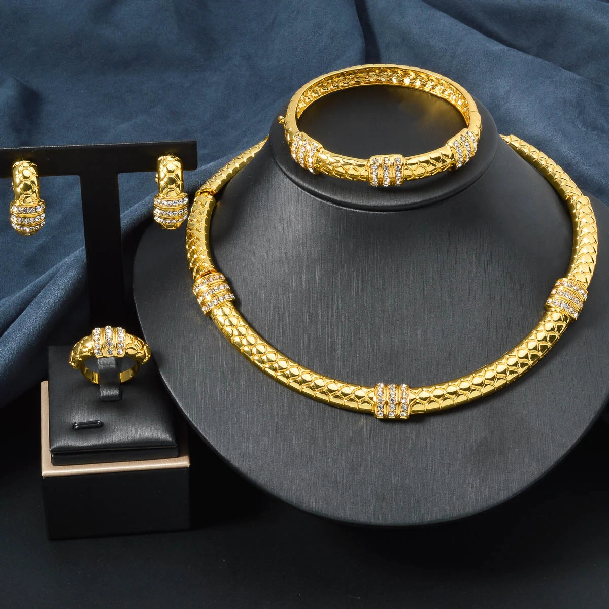 Luxury 18k Gold-Plated Women's Jewelry 4-Piece Round Necklace Bracelet Earrings Ring Gold Classic Dubai Wedding Gift.