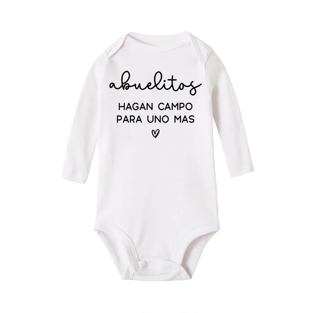 Großeltern machen Zimmer für ein weiteres Kleinkind mit langen Ärmeln, Strampler, Baby-Ankündigung, Neugeborenen-Body, Schwangerschafts-Enthüllungskleidung.