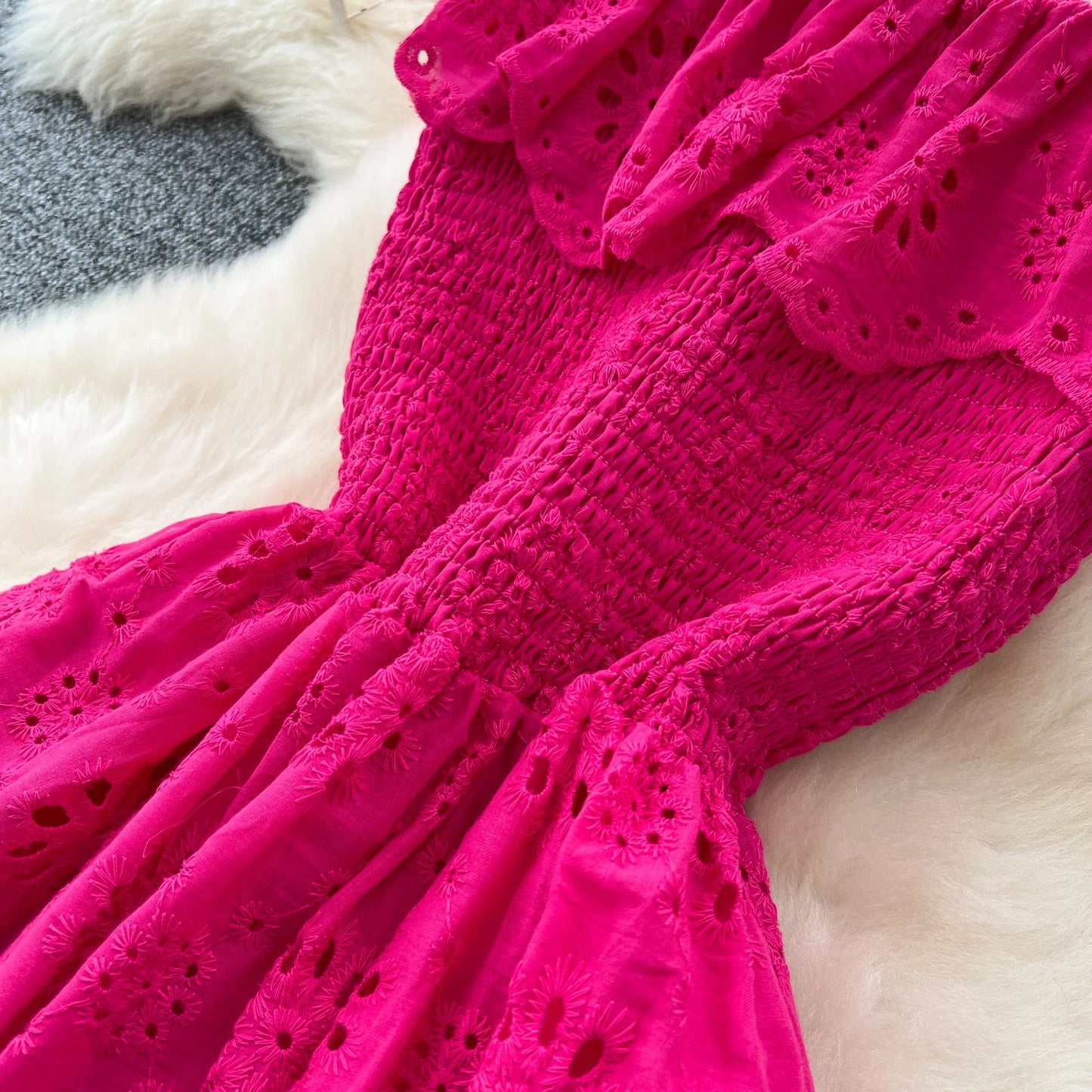 SINGREINY Schickes, ausgehöhltes Kleid mit Stickerei, Rüschen, Spleiß, schulterfrei, elastisch, gerüscht, schlank, 2025, solides, sanftes, langes Urlaubskleid.