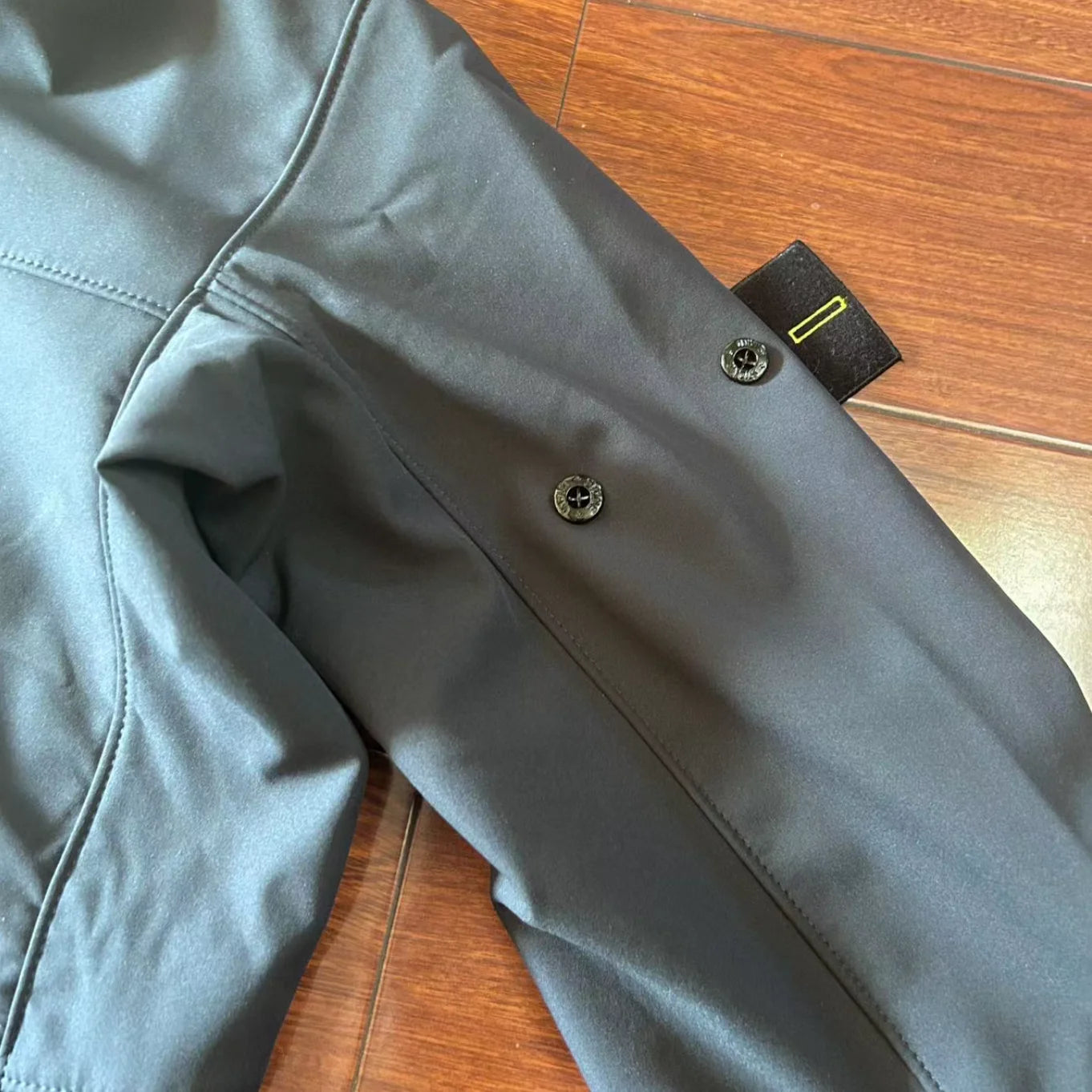 Compass Button Patch Italian Luxury Style Men's Fleece-lined Windbreaker Jacket Zippered Suitable For Outdoor Sports Hoodie.