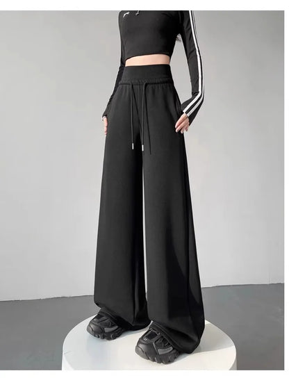 Graue Sporthose für Damen mit hoher Taille und lockerem, schlankem, geradem Bein und weitem Bein. Amerikanische Jogginghose.
