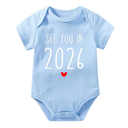 Wir sehen uns im Jahr 2026 Schwangerschaftsankündigung Baby Strampler Baumwolle Kleinkind Overall Sommer Kurzarm Neugeborene Jungen Mädchen Body